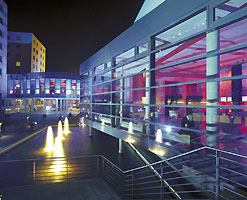 Das Estrel Convention Center bei Nacht